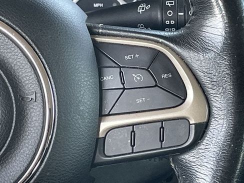 Used 2017 Jeep Renegade Latitude FWD image 14