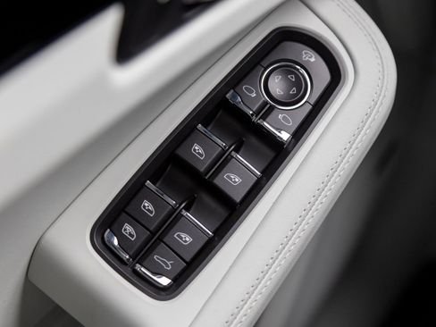 Certified 2025 Porsche Macan image 19