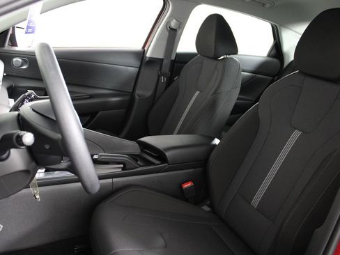 Certified 2025 Hyundai Elantra SE image 18