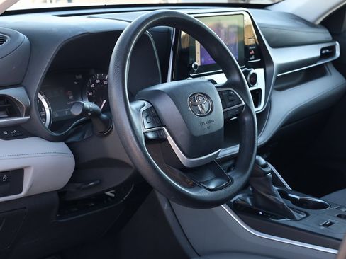 Used 2023 Toyota Highlander L image 13