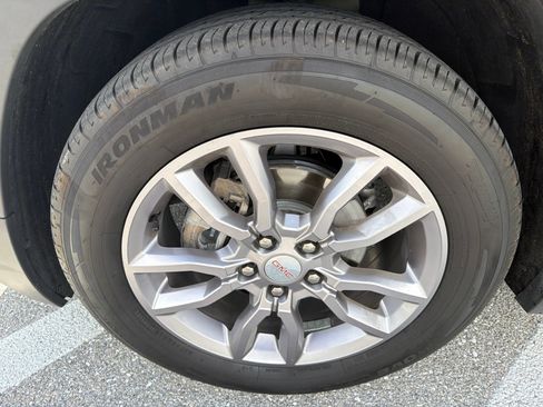 Used 2022 GMC Terrain SLT w/ Tech Package FWD image 9