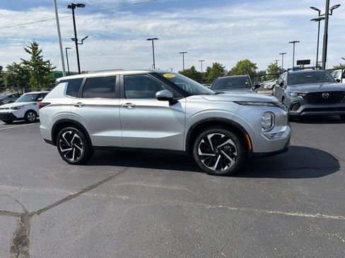 Used 2024 Mitsubishi Outlander SE AWD/4WD image 3