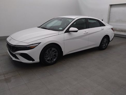 Used 2024 Hyundai Elantra SEL FWD image 2