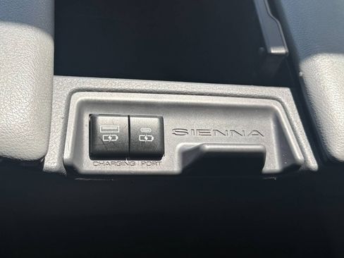 Used 2022 Toyota Sienna XLE FWD image 40