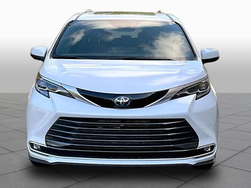 Used 2025 Toyota Sienna Platinum FWD image 4