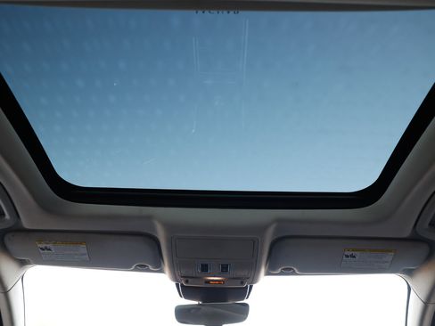 Used 2019 Jaguar XE image 24