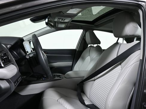 Used 2024 Toyota Camry SE image 5