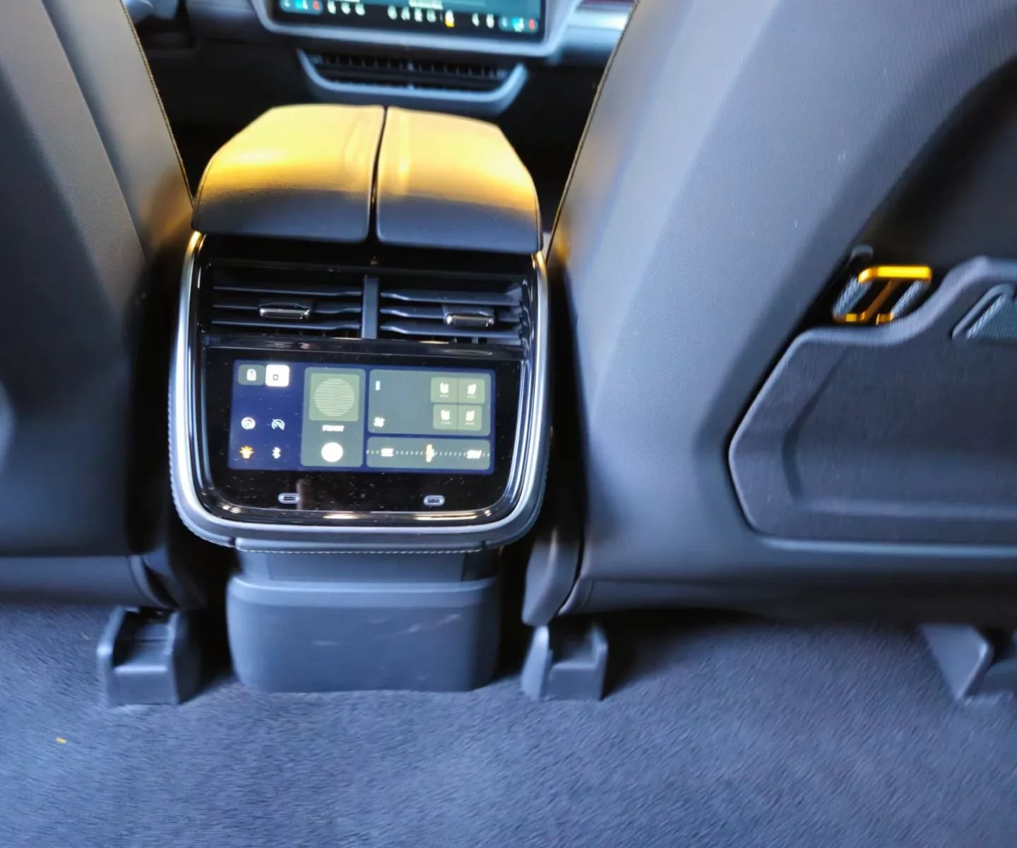 Used 2025 Rivian R1S Adventure Dual AWD/4WD image 40