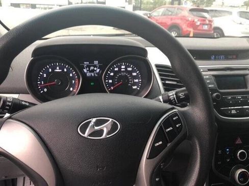 Used 2014 Hyundai Elantra SE image 18