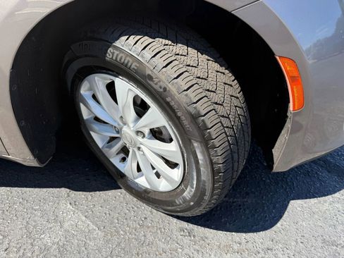 Used 2017 Chrysler Pacifica Touring-L image 47