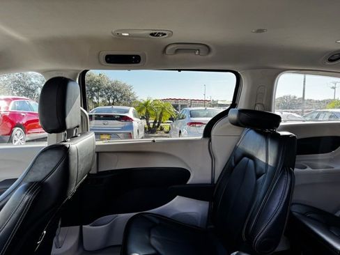 Used 2024 Chrysler Pacifica Touring-L image 19