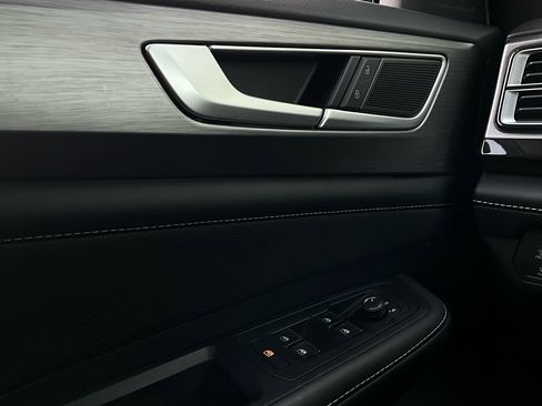 Used 2025 Volkswagen Atlas Cross Sport SE image 21