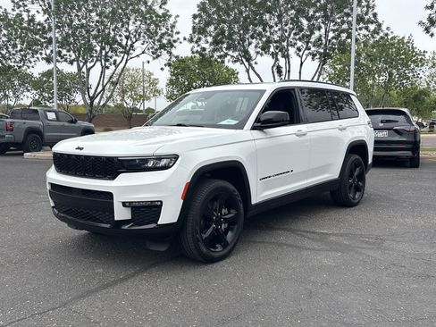 Used 2025 Jeep Grand Cherokee L Limited w/ Black Appearance Package image 32