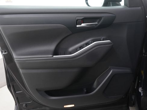 Used 2020 Toyota Highlander XLE image 22