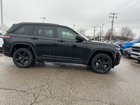 Certified 2023 Jeep Grand Cherokee Limited w/ Black Appearance Package image 10