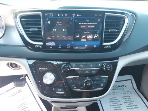 Used 2023 Chrysler Pacifica Touring-L FWD image 21