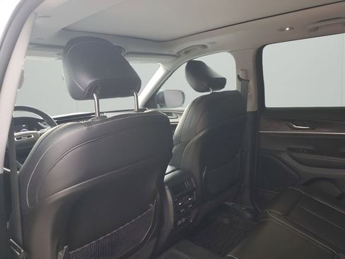 Used 2024 Jeep Grand Cherokee Limited w/ Black Appearance Package image 18