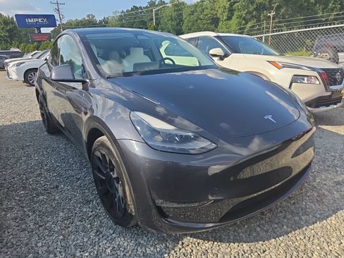 Used 2024 Tesla Model Y Long Range AWD/4WD image 2