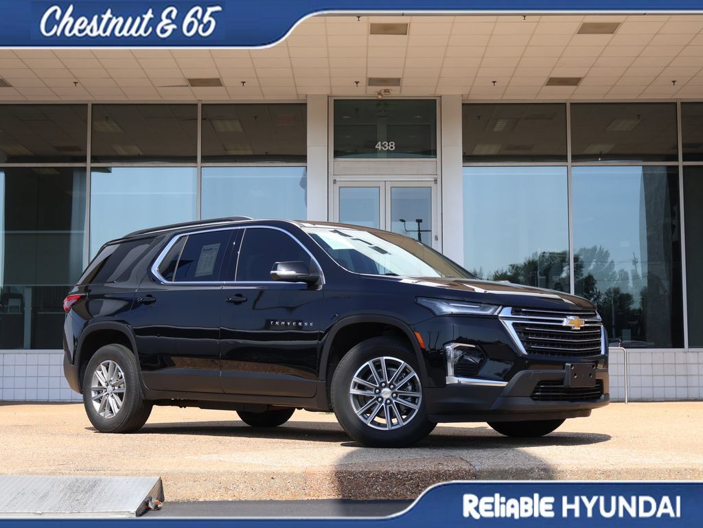 Used 2023 Chevrolet Traverse LT FWD image 2
