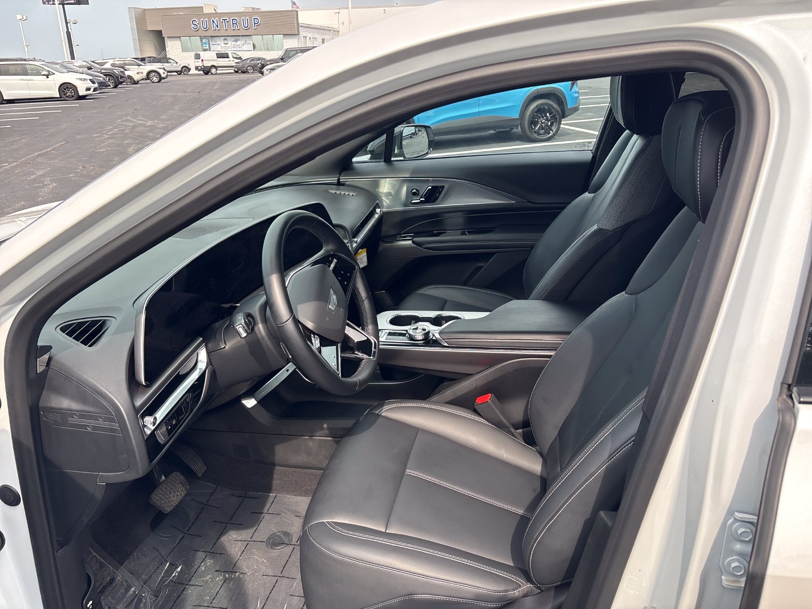 Used 2024 Cadillac Lyriq Tech RWD image 36