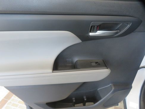 Used 2023 Toyota Highlander XLE FWD image 18