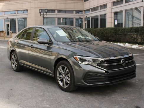 Used 2024 Volkswagen Jetta SE image 1