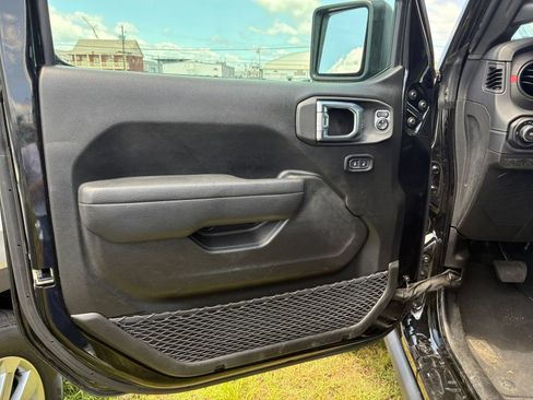 Used 2025 Jeep Wrangler Unlimited Rubicon AWD/4WD image 15