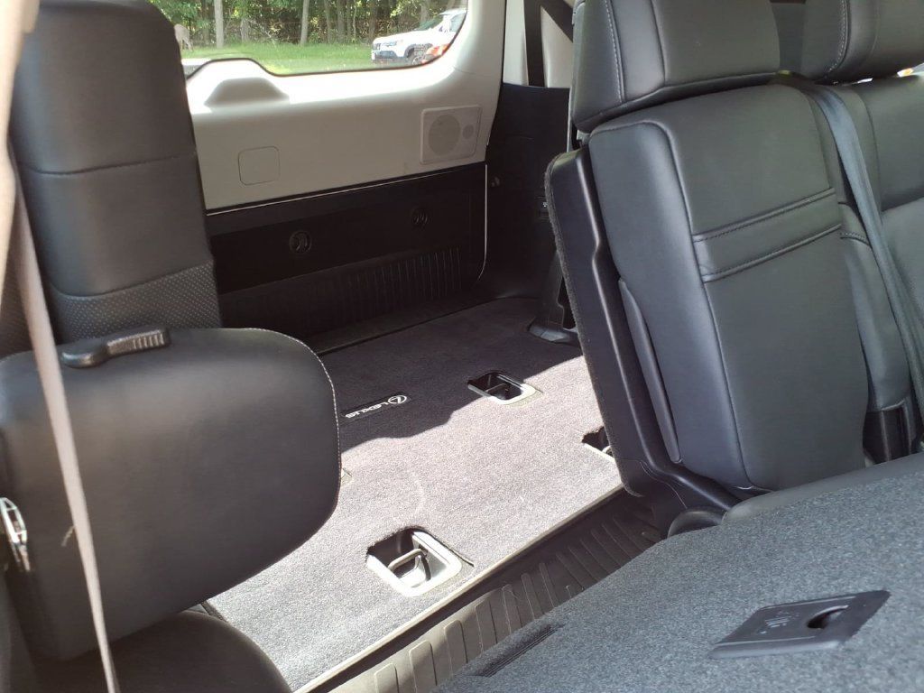 Used 2021 Lexus LX 570 4WD w/ Luxury Package image 17