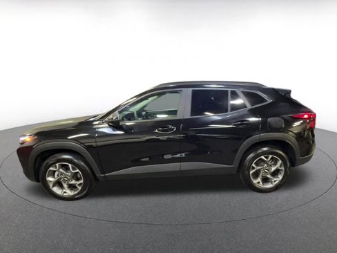 Used 2025 Chevrolet Trax LT image 9