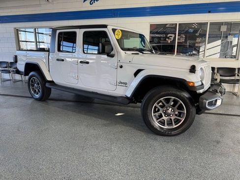 Used 2020 Jeep Gladiator Overland image 2
