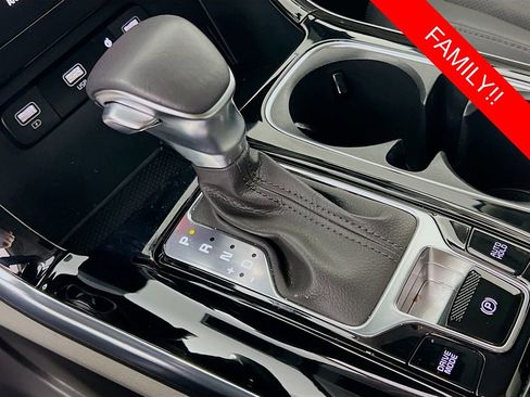 Used 2024 Kia Carnival EX FWD image 18