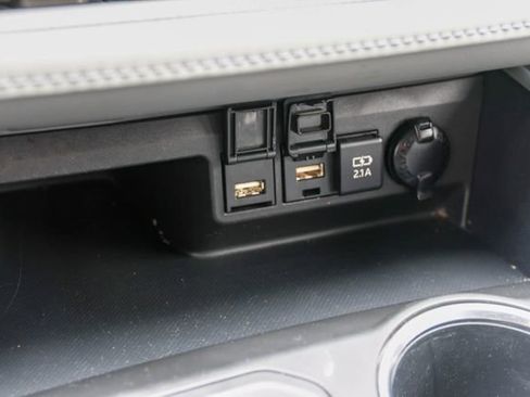 Used 2021 Toyota Highlander XLE AWD/4WD image 27