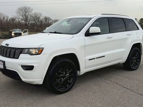 Used 2020 Jeep Grand Cherokee Altitude image 4