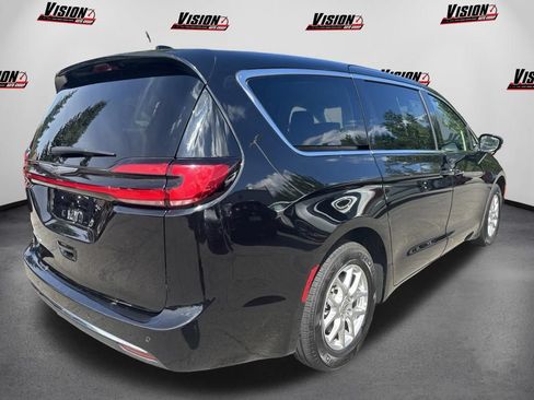 Used 2024 Chrysler Pacifica Touring-L FWD image 5