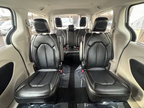 Used 2024 Chrysler Pacifica Touring-L image 13