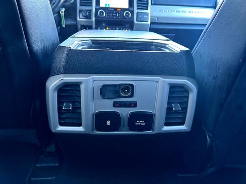 Used 2019 Ford F250 Lariat w/ Chrome Package image 12