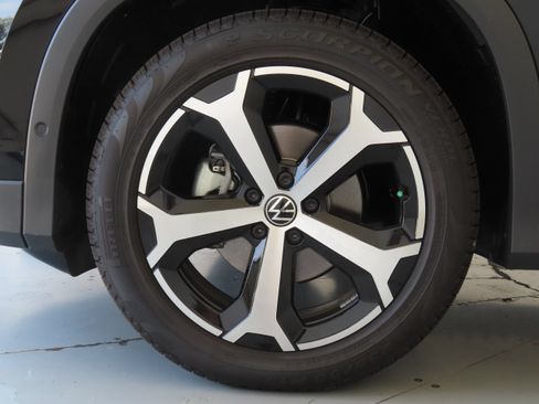 New 2026 Volkswagen Tiguan SE FWD image 27