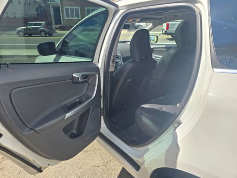 Used 2016 Volvo XC60 T5 Platinum image 11