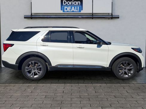 Used 2025 Ford Explorer Active w/ Active Comfort Package AWD/4WD image 2