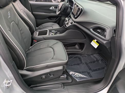 New 2026 Chrysler Pacifica Limited image 34