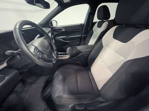 Used 2024 Chevrolet Trax RS FWD image 3