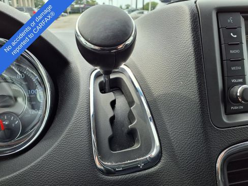 Used 2015 Chrysler Town & Country Touring-L FWD image 29
