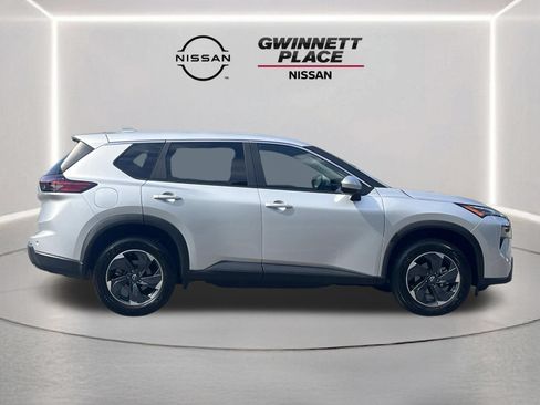 Used 2025 Nissan Rogue SV AWD/4WD image 25