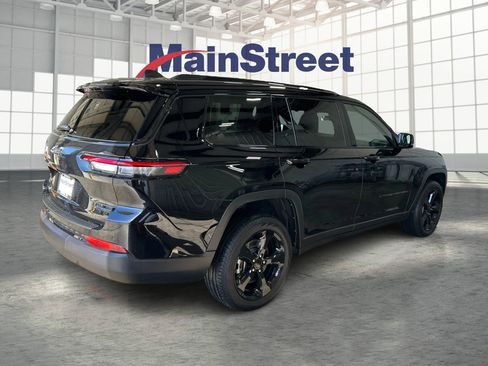 Used 2025 Jeep Grand Cherokee L Limited w/ Black Appearance Package AWD/4WD image 5
