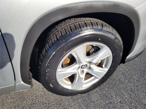 Certified 2023 Toyota Highlander LE image 14