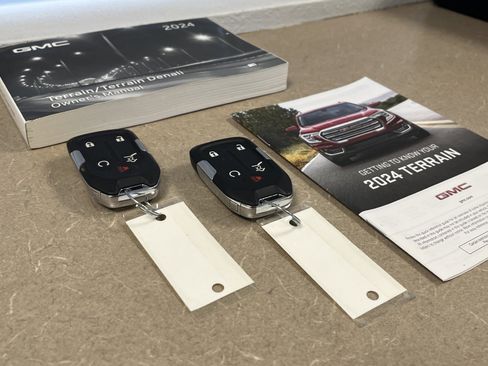 Used 2024 GMC Terrain SLE w/ Driver Convenience Package image 16