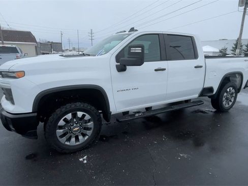 Used 2024 Chevrolet Silverado 2500 Custom w/ Custom Value Package image 4