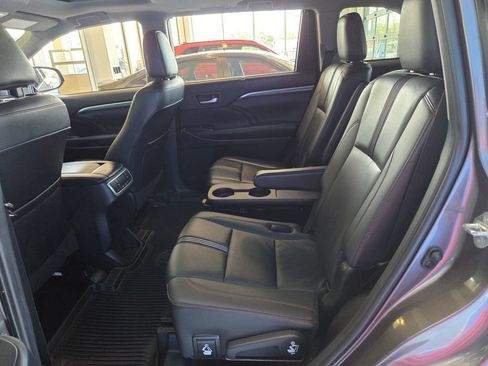 Used 2019 Toyota Highlander SE AWD/4WD image 22