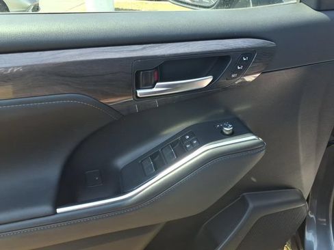 Used 2023 Toyota Highlander Platinum FWD image 13