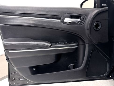 Used 2018 Chrysler 300 Limited image 21